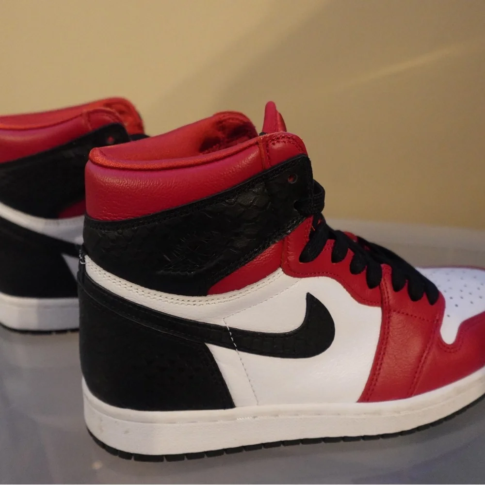 Air Jordan 1 Retro High OG Sneaker - Satin Red - women’s size 7 , men’s size 5.5
